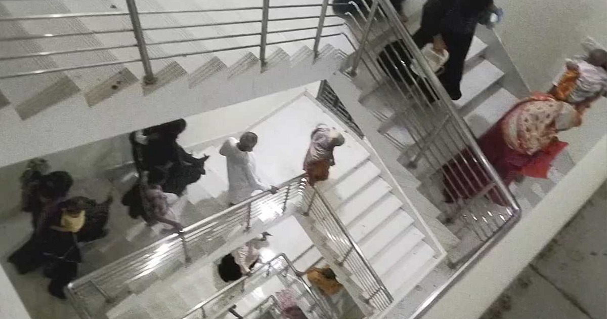 আগুন আতঙ্কে হাসপাতালের বাইরে রোগীরা
