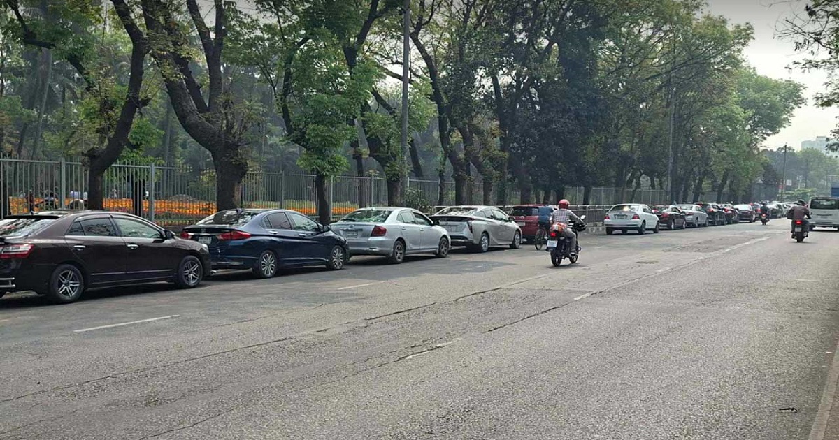 সকাল থেকেই জ্বালানি তেলের জন্য দীর্ঘ লাইন