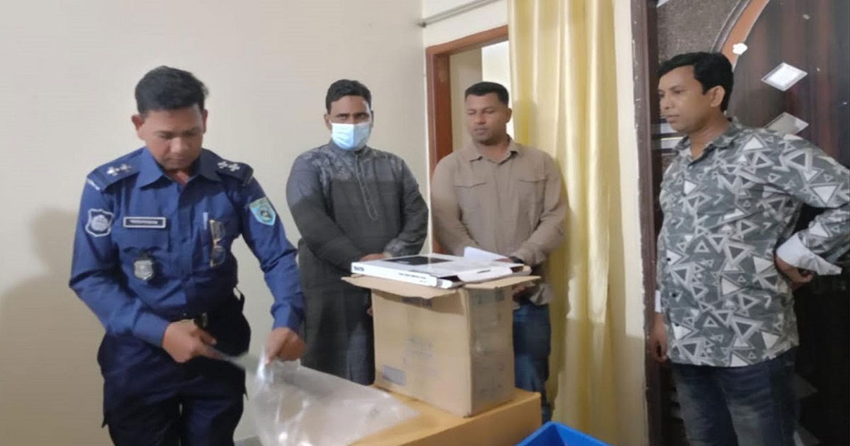 সরকারি ওষুধ ও সরঞ্জাম পাচারকালে স্টোর কিপার আটক