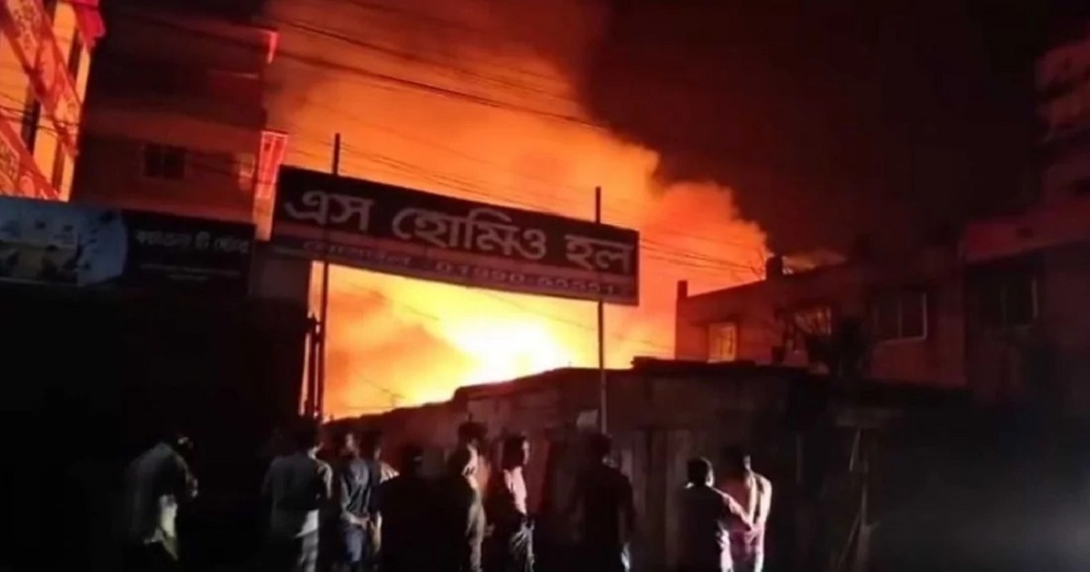 যশোরের কাঠপট্টিতে আগুনে ভস্মীভূত ৩৫ দোকান