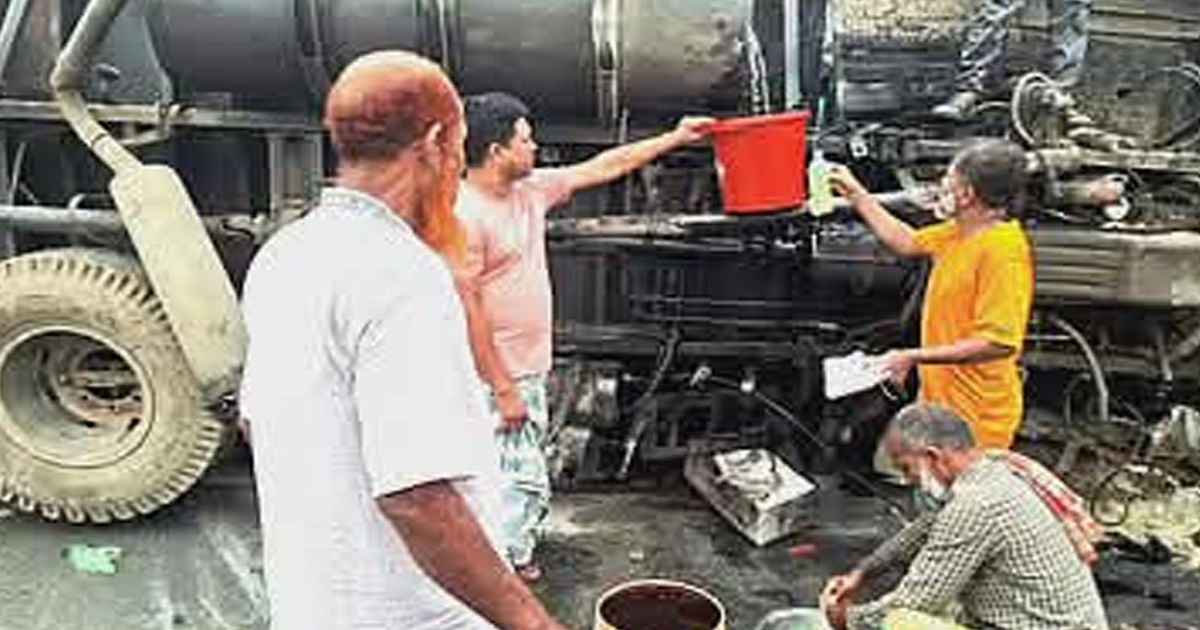 মহাসড়কে কাভার্ডভ্যান উল্টে ঝরতে থাকা ডিজেল নিতে ভিড়