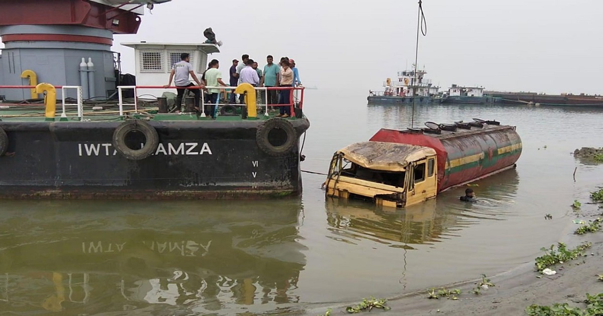 ডুবে যাওয়ার ১৬ ঘণ্টা পর উদ্ধার হোলো তেলবাহী লরি