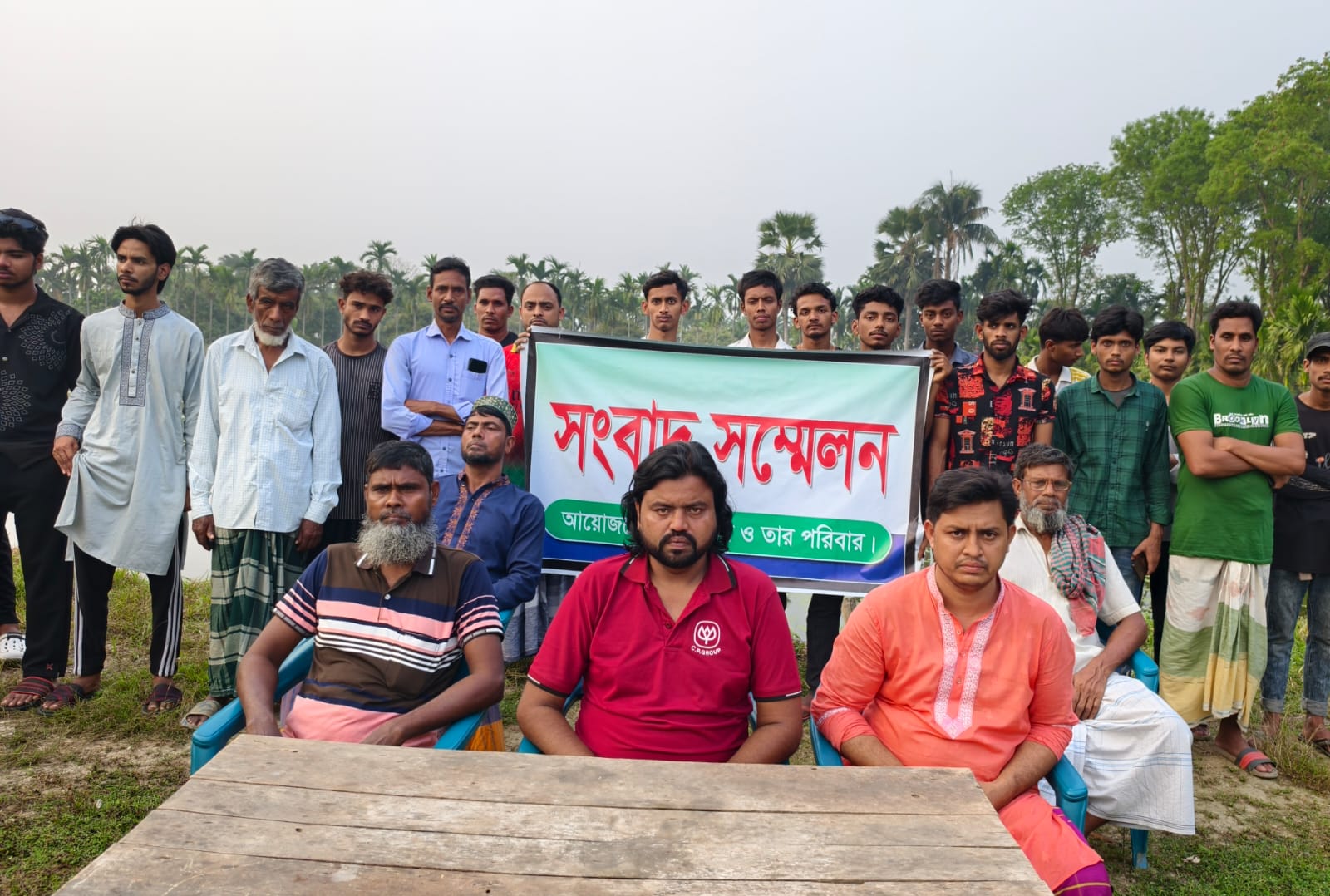 গুরুদাসপুরে পুকুরের মাছ নিধনের অভিযোগে বিক্ষোভ ও সংবাদ সম্মেলন