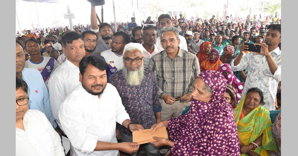 রাজশাহীতে পরিচ্ছন্নতাকর্মীদের মাঝে প্রধানমন্ত্রীর ঈদ উপহার বিতরণ