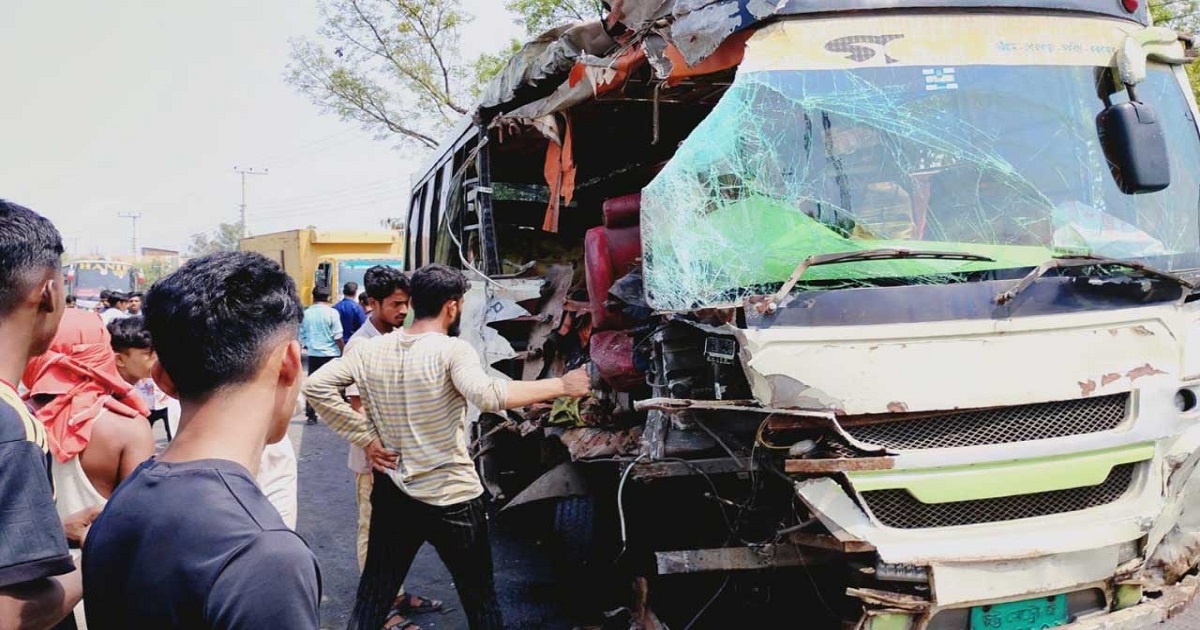 পটিয়ায় ত্রিমুখী বাস দুর্ঘটনায় নিহত ১, আহত অন্তত ১৫