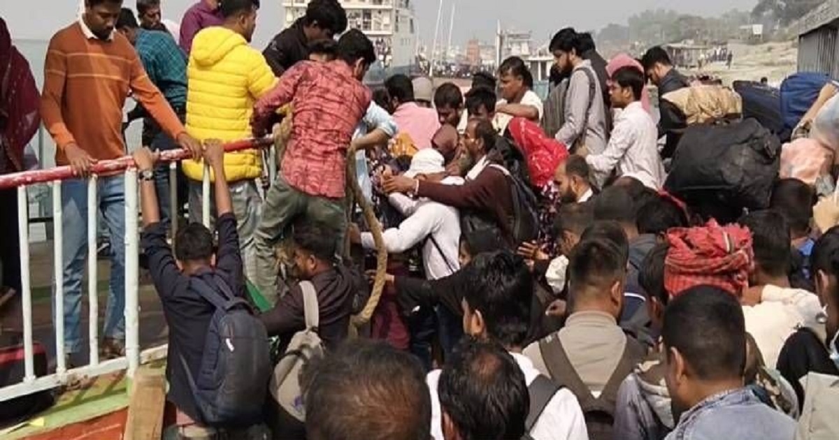 পাটুরিয়া-দৌলতদিয়া নৌরুটে যাত্রীদের উপচেপড়া ভিড়, ভোগান্তি চরমে