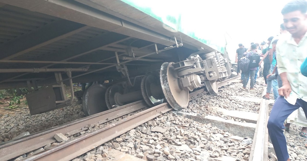 ৪ ঘণ্টা পর উদ্ধারকারী ট্রেন ঘটনাস্থলে পৌঁছেছে, উদ্ধার কাজ শুরু