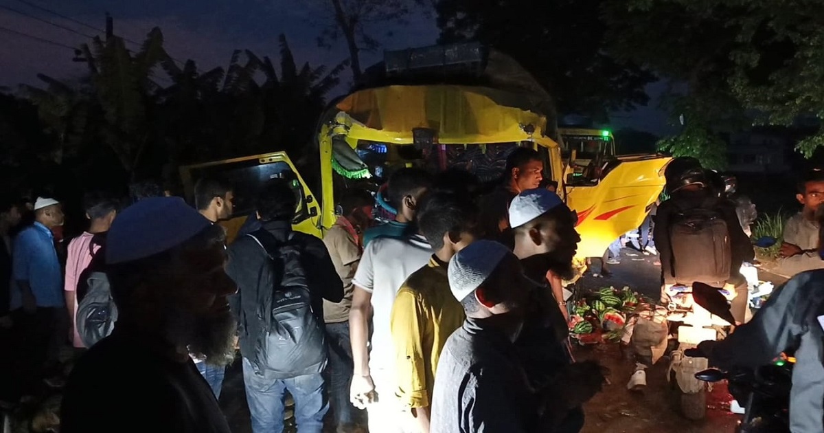 মাদারীপুরে বাস-ট্রাক মুখোমুখি সংঘর্ষে আহত অন্তত ১৫