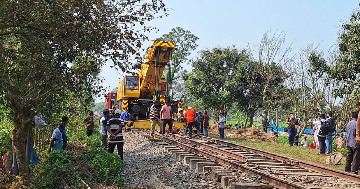 নীলসাগর ট্রেনের ৯টি বগি উদ্ধার, চলছে লাইন স্থাপনের কাজ