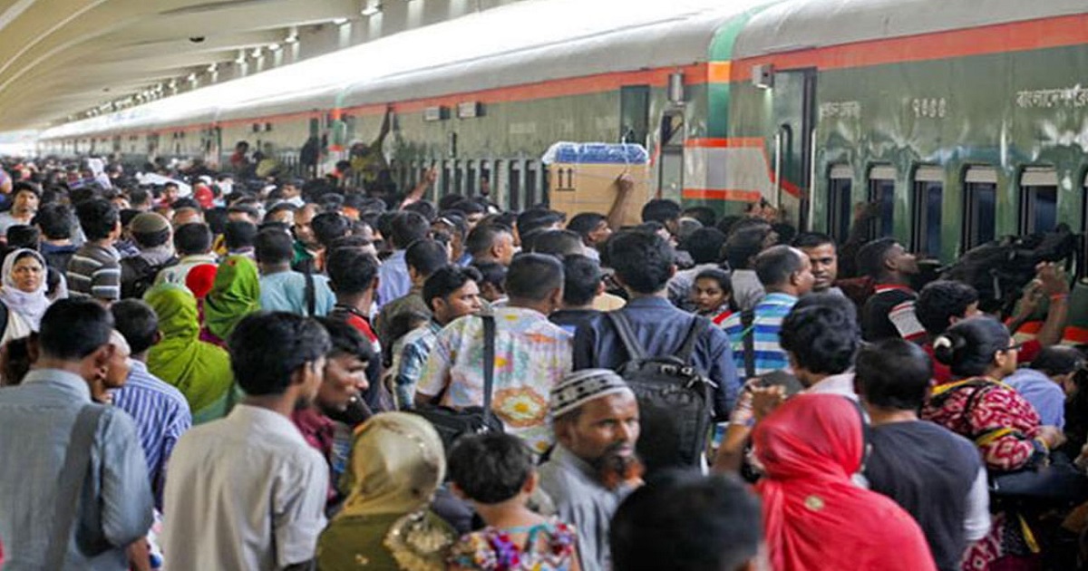 ঈদযাত্রার শেষ দিনে কমলাপুরে ঘরমুখো মানুষের ঢল, স্বস্তিতে ট্রেন চলাচল