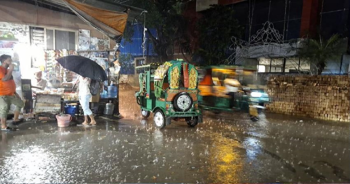 ঈদের আগে রাজধানীতে হঠাৎ ঝড়ো বৃষ্টি, দমকা হাওয়া ও বজ্রপাত
