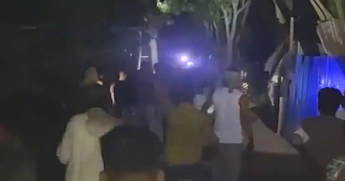 চা খাওয়াকে কেন্দ্র করে মধ্যরাতে টর্চলাইট জ্বালিয়ে সংঘর্ষে আহত ১০