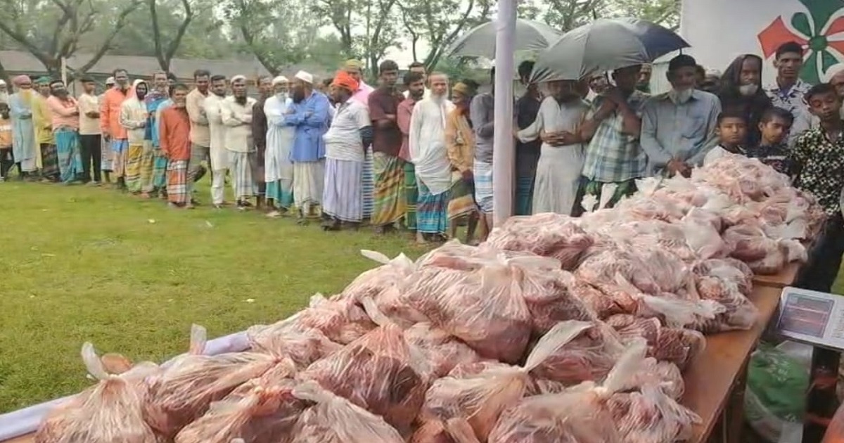 ঈদের দিনে ১০ টাকায় গরুর মাংস পেয়ে খুশী নিম্নবিত্তরা