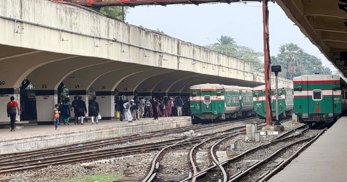 ঈদের দ্বিতীয় দিনেও ঢাকা ছাড়ছে মানুষ, নেই ভোগান্তি