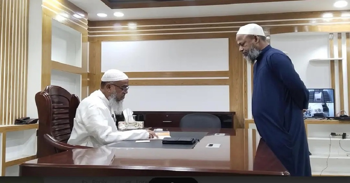 সময় মতো অফিসে উপস্থিত না হওয়া কর্মচারীদের সতর্ক করলেন জেলা পরিষদ প্রশাসক
