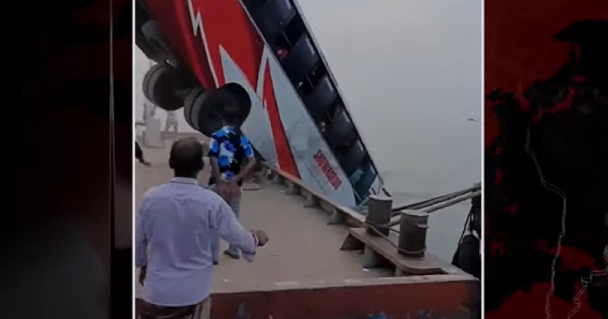 ফেরিতে ওঠার সময় যাত্রীবাহী বাস উল্টে নদীতে, ২ নারীর মরদেহ উদ্ধার