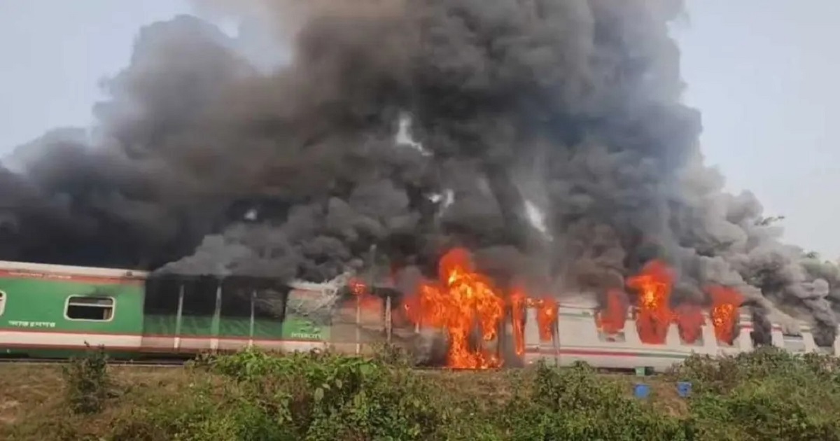 সীতাকুণ্ডে চট্টলা এক্সপ্রেসে পাওয়ার কারে লাগা আগুন নিয়ন্ত্রণে