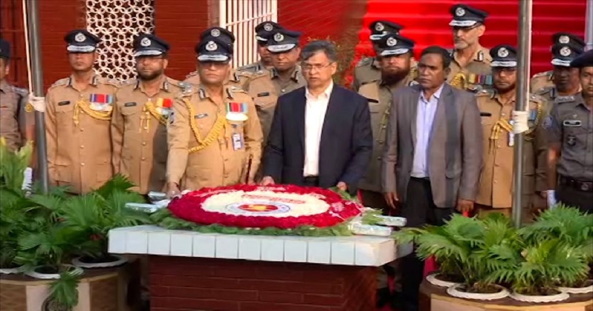 রাজারবাগ পুলিশ স্মৃতিসৌধে স্বরাষ্ট্রমন্ত্রীর শ্রদ্ধা