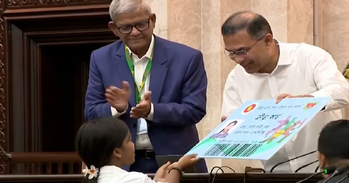 ক্রীড়াবিদের হাতে ক্রীড়া ভাতা তুলে দিলেন প্রধানমন্ত্রী