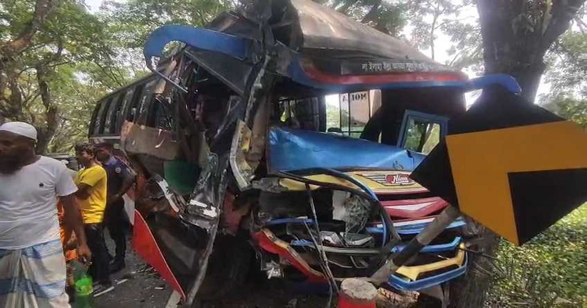 পিরোজপুরে মুখোমুখি বাস সংঘর্ষে আহত ৬