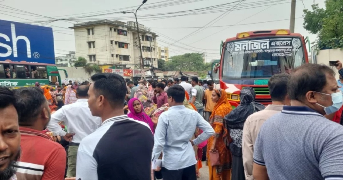 বেতনের দাবিতে তেজগাঁওয়ে পোশাককর্মীদের সড়ক অবরোধ