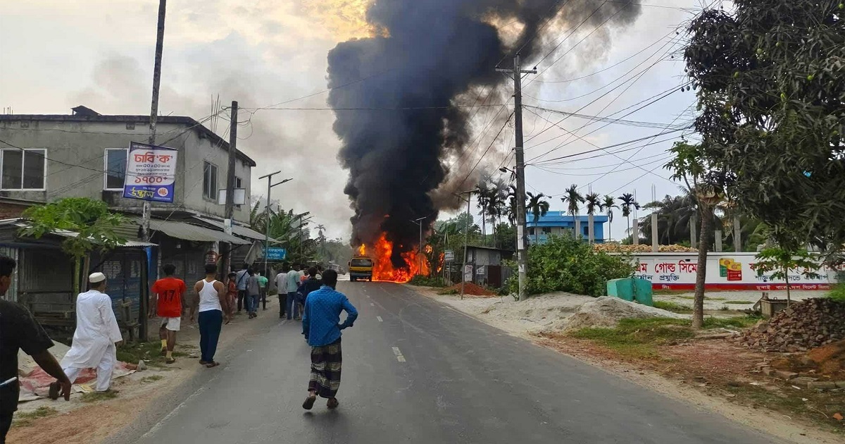 বরিশালে তেলবাহী ট্রাকে আগুন
