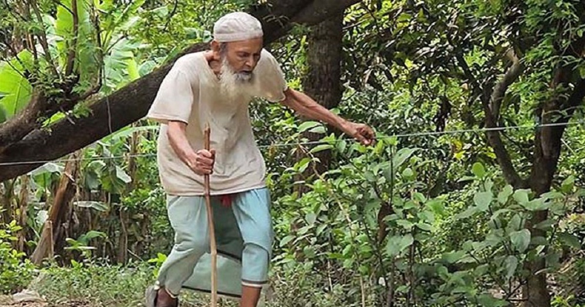 দড়ি ধরে মসজিদে পৌঁছানো অন্ধ মুয়াজ্জিন আব্দুর রহমান আর নেই