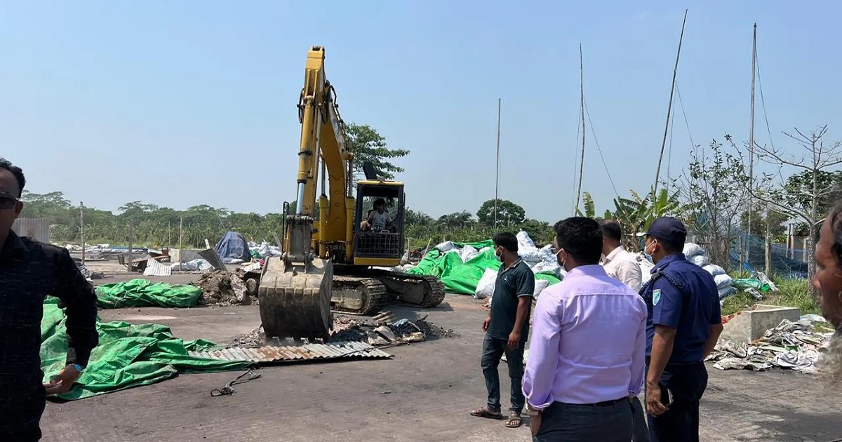 সিসা কারখানা গুঁড়িয়ে দিলেন ভ্রাম্যমাণ আদালত