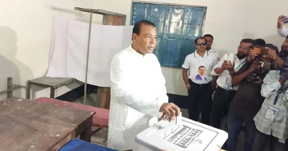 বগুড়া-৬ উপনির্বাচনে ভোট দিলেন প্রতিদ্বন্দ্বী প্রার্থীরা