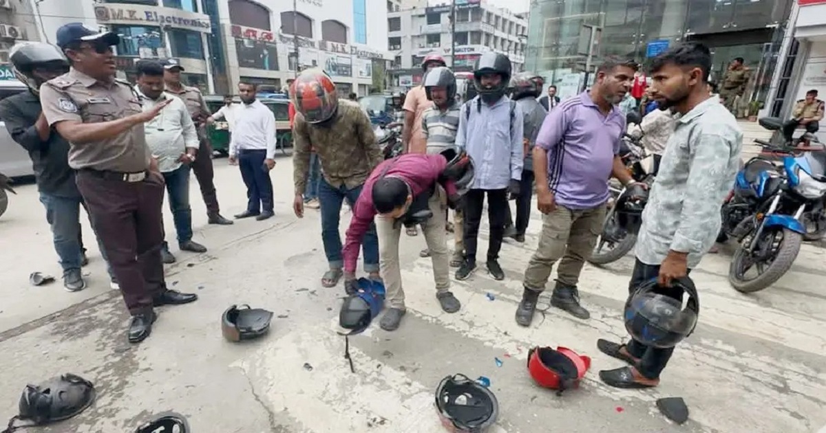 প্লাস্টিকের হেলমেট ভাঙছে পুলিশ