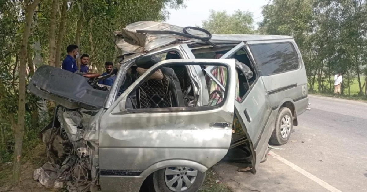 দিনাজপুরে ট্রাক-মাইক্রোবাস সংঘর্ষে নিহত ১