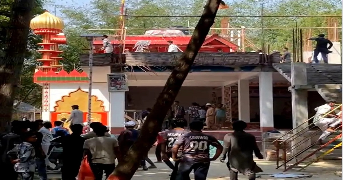 জনতা পুড়িয়ে দিল ভণ্ডপীরের আস্তানা