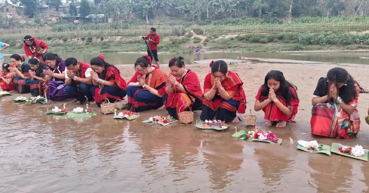 চাকমা সম্প্রদায়ের বিজু উৎসব শুরু নদীতে ফুল ভাসিয়ে