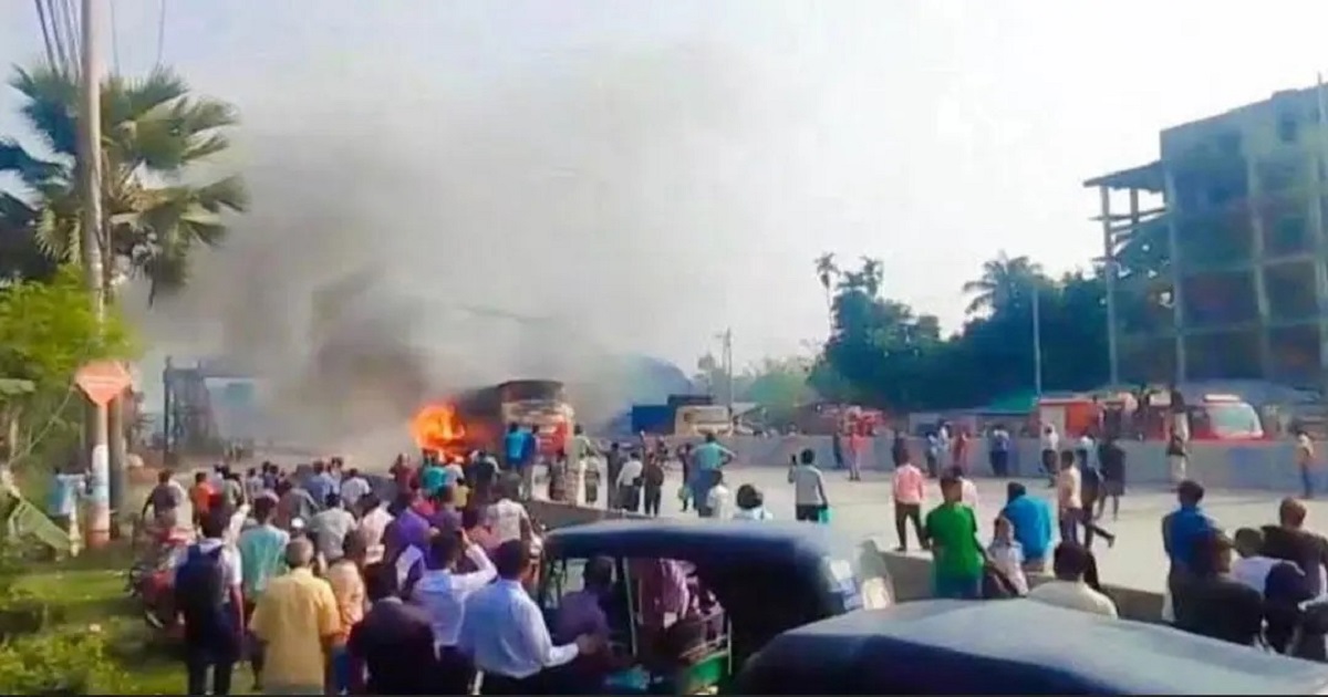 চলন্ত বাসে আগুন