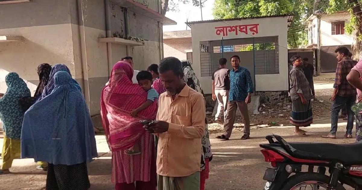 কালীগঞ্জে দুই বাসের মাঝে চাপা পড়ে হকার নিহত