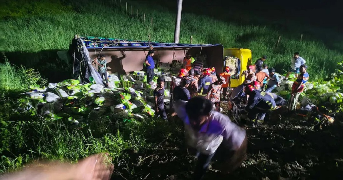 কুমিল্লার দাউদকান্দিতে ট্রাক উল্টে সাতজন নিহত