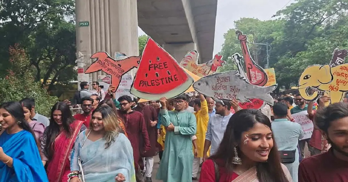 বৈশাখী শোভাযাত্রায় ‘ফ্রি প্যালেস্টাইন’ প্ল্যাকার্ড: উৎসবের ভিড়ে ভিন্ন বার্তার ঝলক