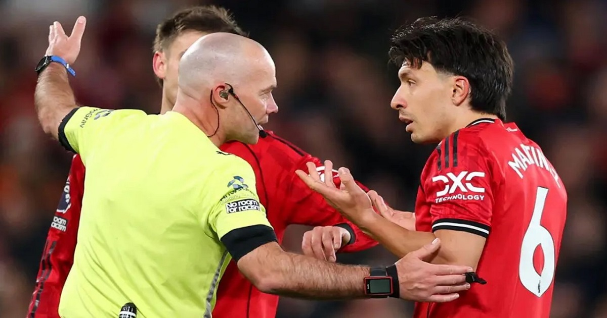 চুল টানায় লাল কার্ড