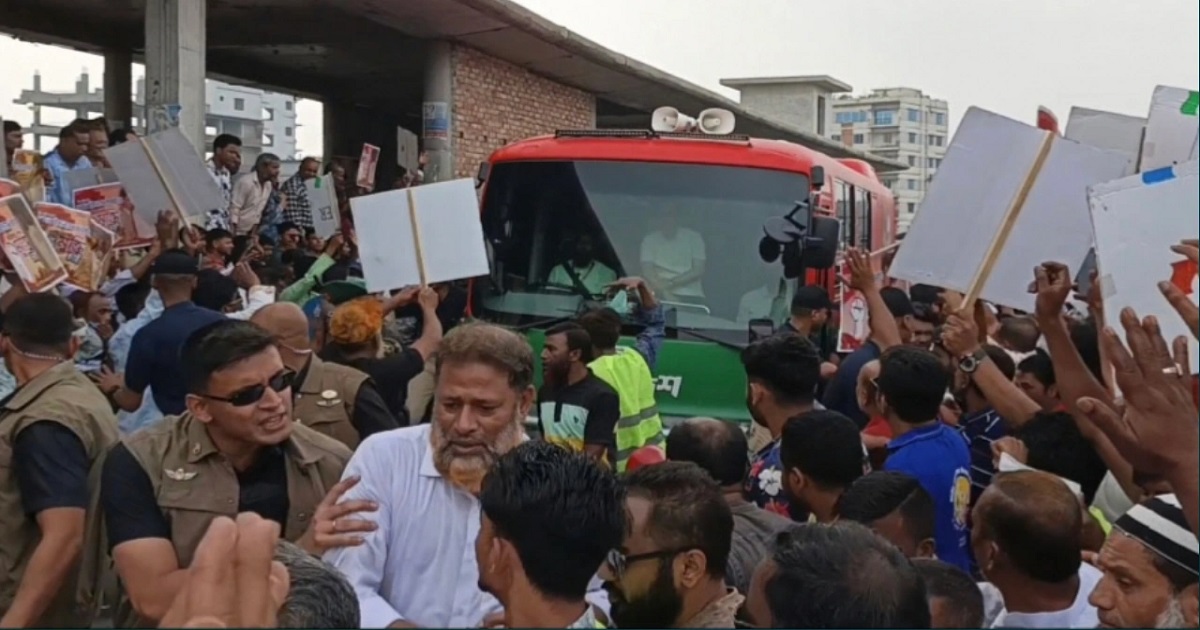 প্রধানমন্ত্রীর গাড়িবহর আটকে নেতার মুক্তির দাবিতে বিক্ষোভ