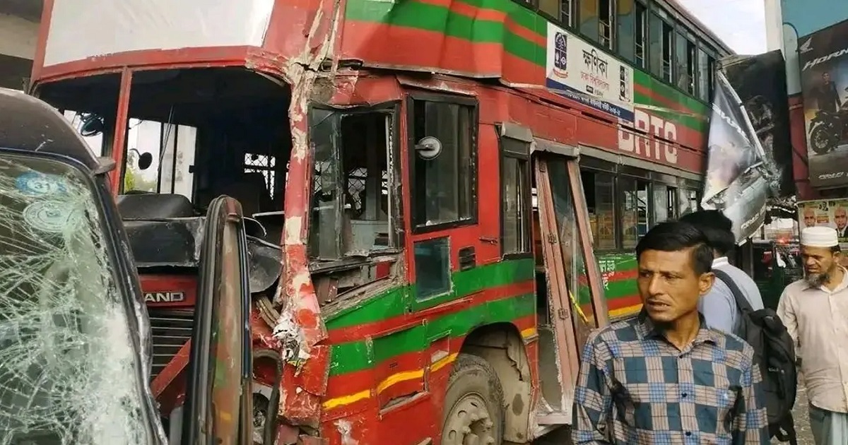 ঢাবির বাসের চাকা ফেটে মাইক্রোবাসে ধাক্কা, আহত ৮