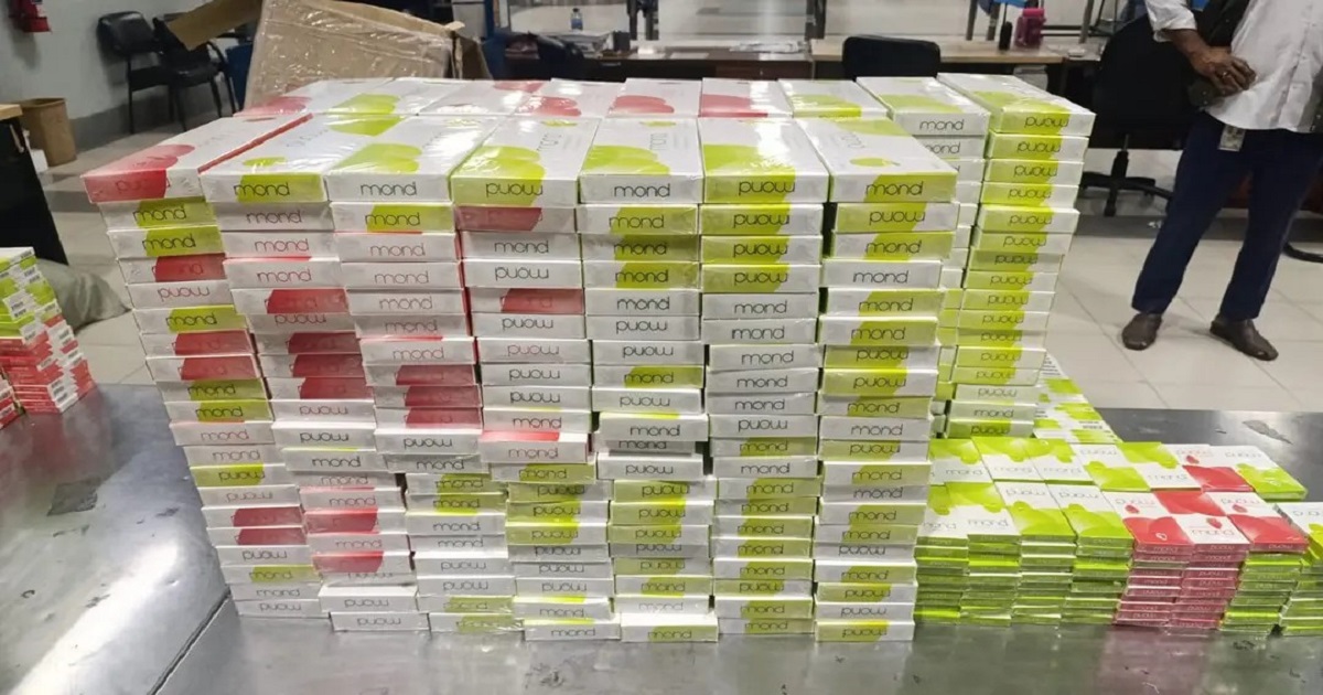 ৬৩০ কার্টন সিগারেট ও স্মার্টফোন জব্দ