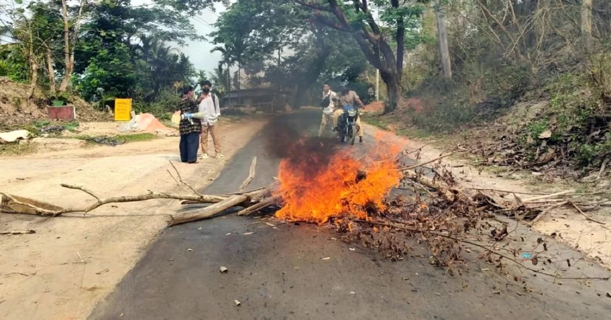 খাগড়াছড়ি-রাঙ্গামাটি সড়ক অবরোধ জ্বলছে আগুন