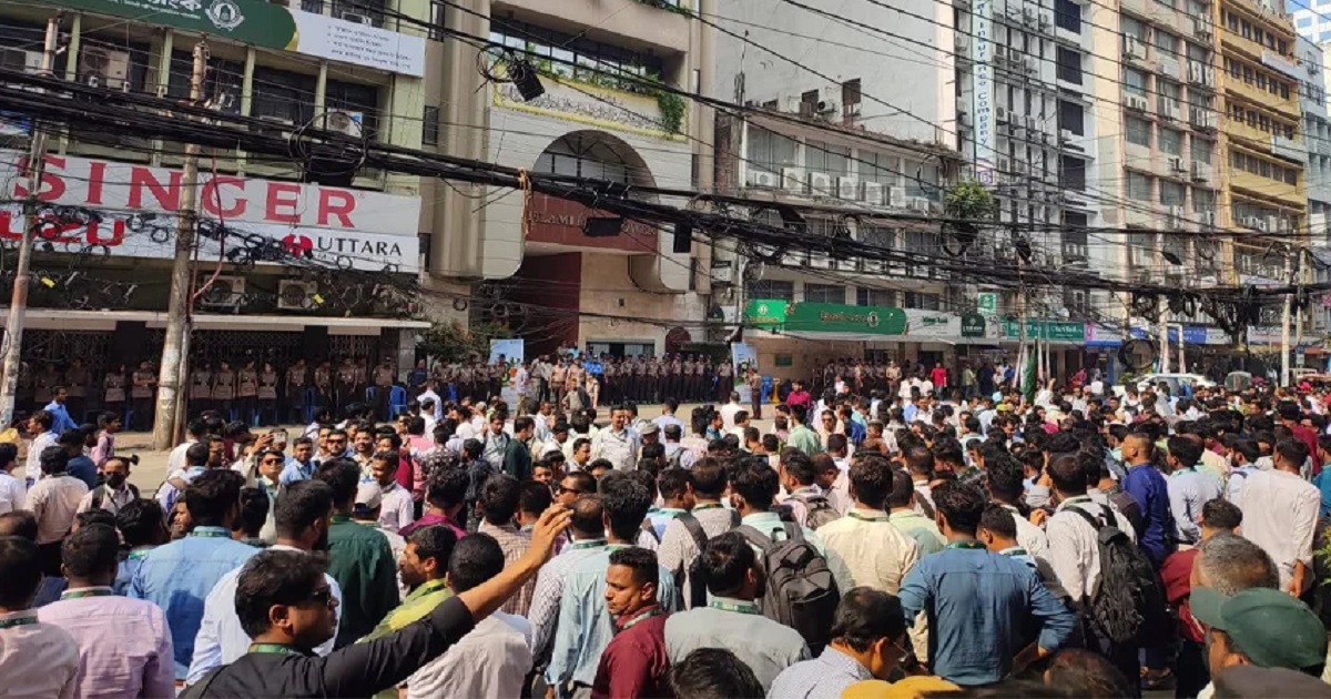 মতিঝিলে চাকরি পুনর্বহালের দাবিতে সাবেক ব্যাংক কর্মীদের বিক্ষোভ