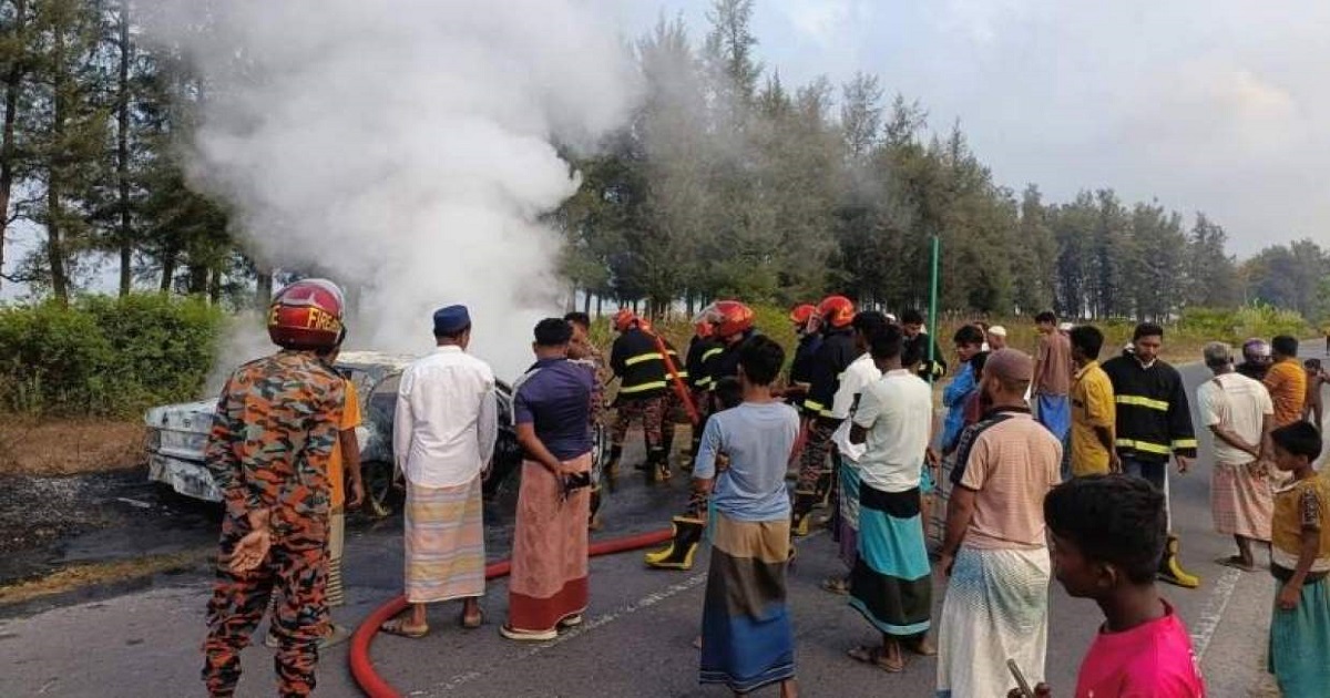 টেকনাফ মেরিন ড্রাইভে যাত্রীবাহী গাড়িতে আগুন