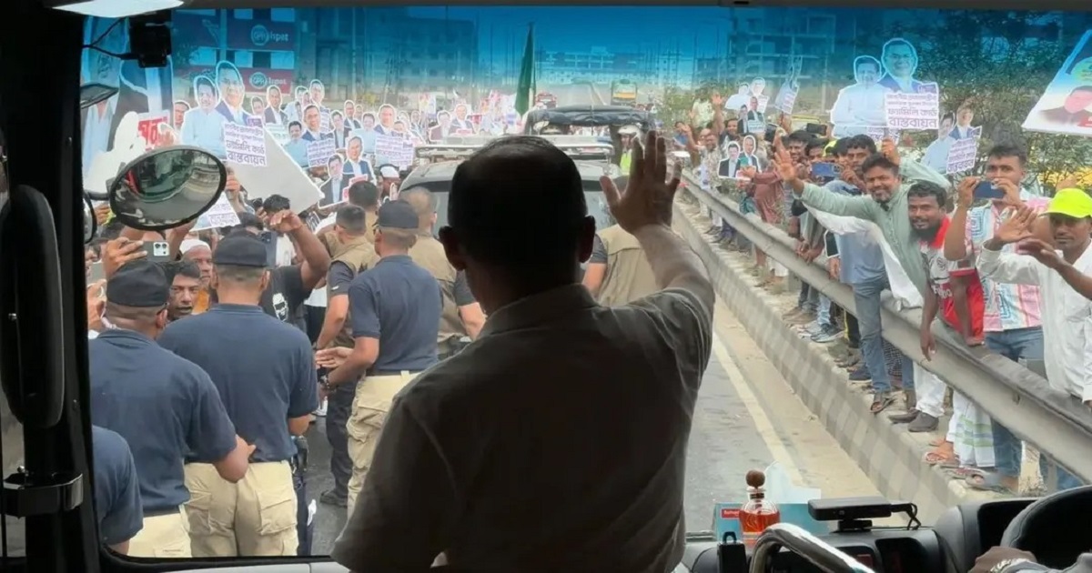 বগুড়ার পথে প্রধানমন্ত্রী