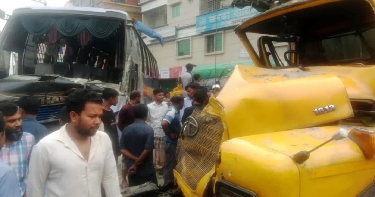 বাস-ট্রাক মুখোমুখি সংঘর্ষ নিহত ২