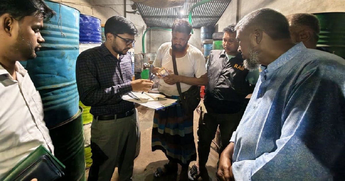 র‍্যাবের অভিযানে পেট্রোল জব্দ ব্যবসায়ীকে জরিমানা