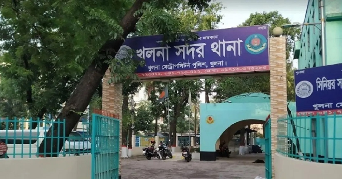 খুলনায় তিনজনকে কুপিয়ে জখম