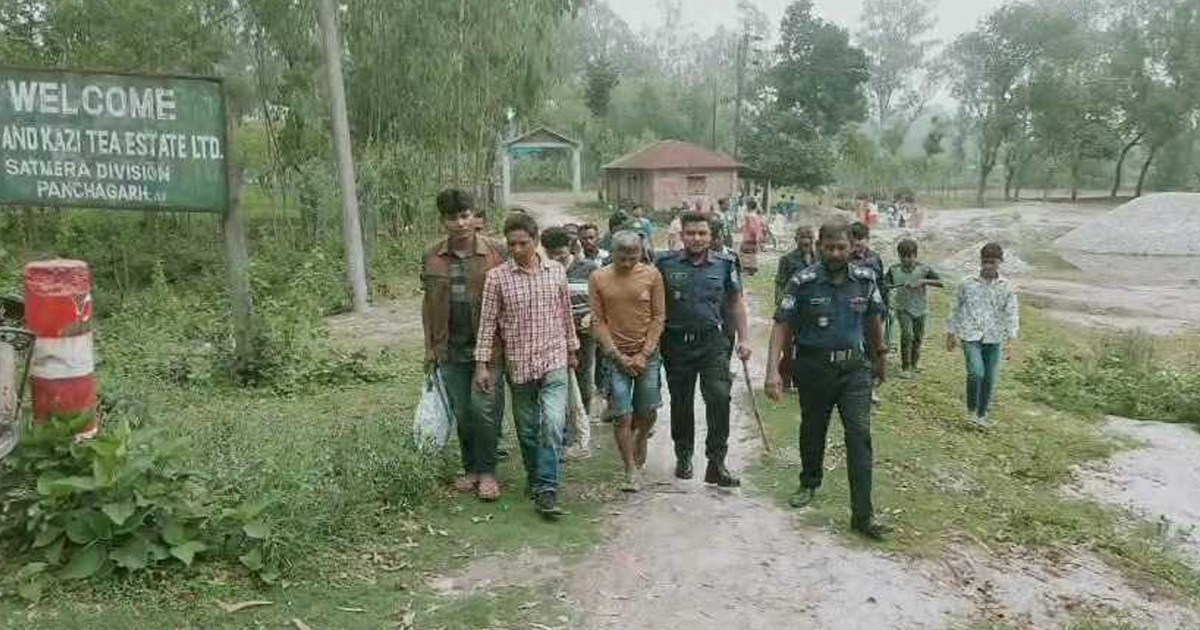 পঞ্চগড়ে মাইক্রোবাসে ডাকাতির প্রস্তুতি, পুলিশের হাতে আটক ১০ ডাকাত