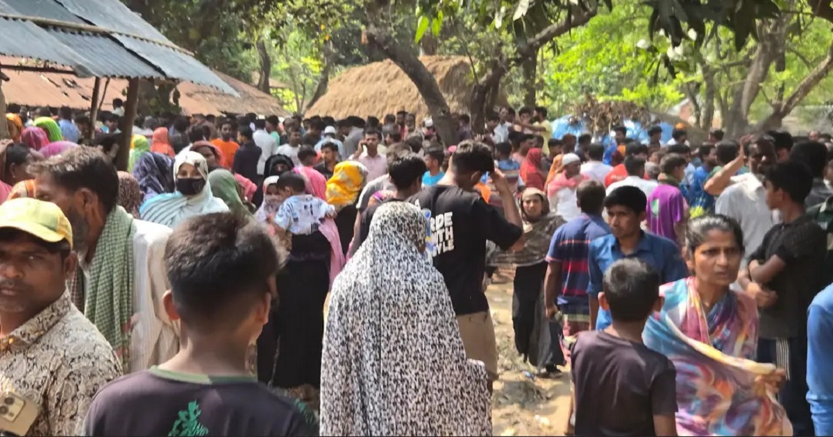 নওগাঁয় একই পরিবারের চারজনকে গলাকেটে হত্যা